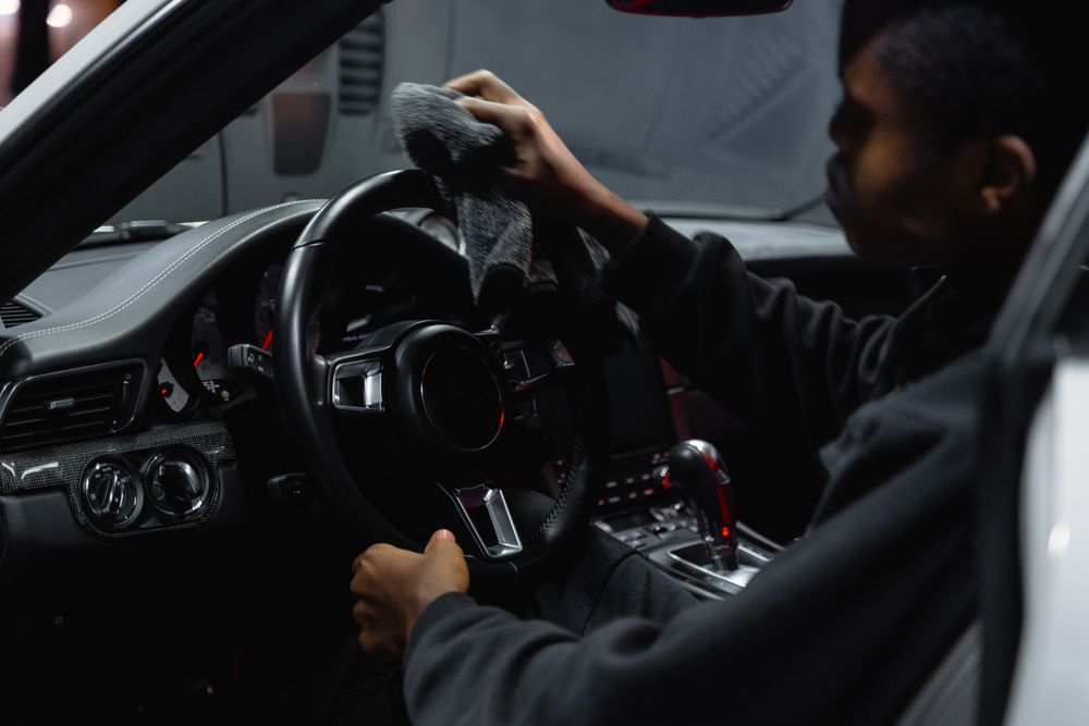 Cockpit und Kunststoff-Verkleidungen werden gereinigt